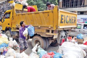 सर्वोच्चको आदेशपछि थालियो सिंहदरबारको फोहोर उठाउन