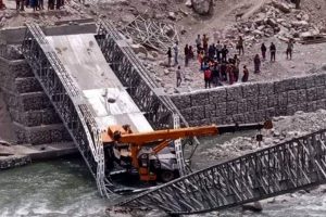 जाजरकोटमा बनाउँदै गरेको पुल भाँचिदा ९ जना घाइते, हेलिकप्टरबाट उद्धार गरिँदै