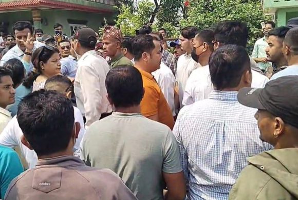 रवि विरोधि दलको नाराबाजीपछि चितवनका दुईवटा केन्द्रमा मतदान स्थगित