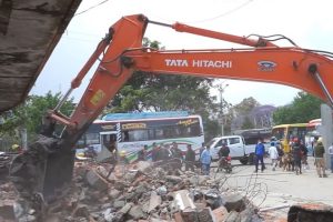 पुरानो बसपार्कको प्रहरी पोष्टमा काठमाण्डौ महानगरको डोजर चल्यो