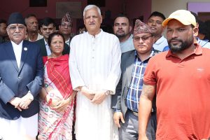 लेखराजलाई भेटेर बाहिरिँदै गर्दा प्रचण्डले भने– यो घरसँग मेरो ४० वर्ष लामो सम्बन्ध छ