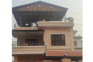 रविका गाडी चालक घरको छतबाट खसेर गम्भीर घाइते, सोधपुछका लागि महामन्त्रीका चालक नियन्त्रणमा
