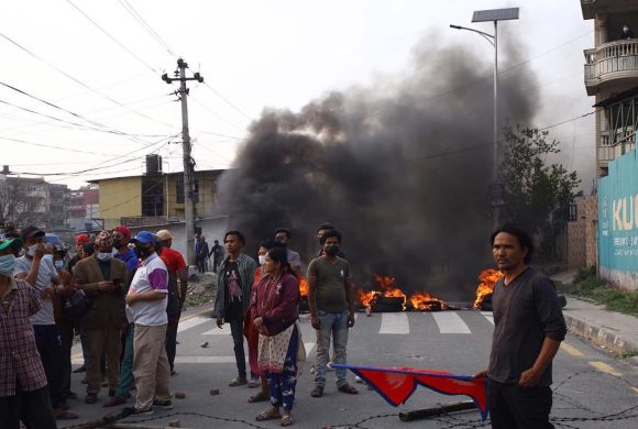 महानगर पुनः बस्ती उठाउन आएपछि सुकुमबासी टायर बालेर विरोधमा