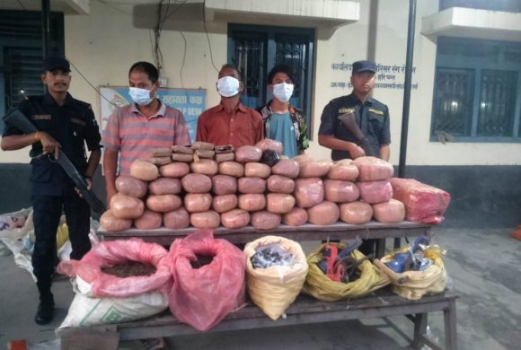 १ सय १८ किलो चरेससहित ३ जना पक्राउ