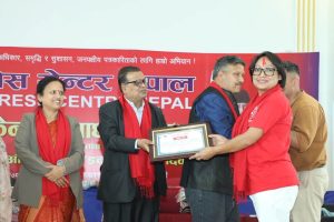 ‘इच्छुक’ स्मृति दिवसमा पत्रकार रीता बुढाथोकी सम्मानित