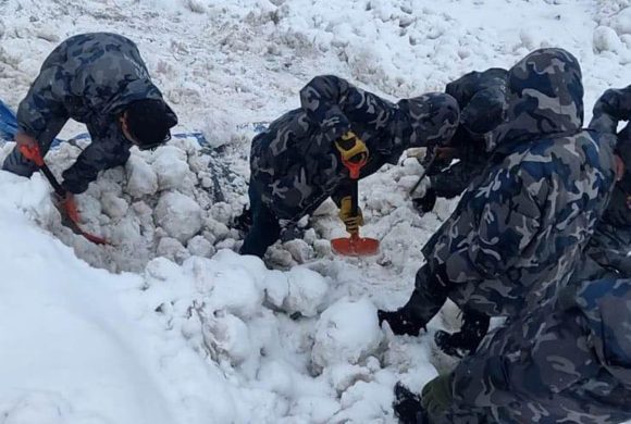 दार्चुला हिमपहिरो : भारतीय सडक प्रयोग गरी शव खलंगा ल्याइँदै, दुई अझै बेपत्ता