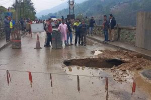 धादिङमा सडक भासियो,  पृथ्वी राजमार्ग अवरुद्ध