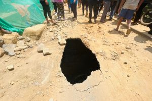 पृथ्वी राजमार्ग फेरी अवरुद्ध, गणेशखोला पुलमा देखियो ठूलो भ्वाङ !