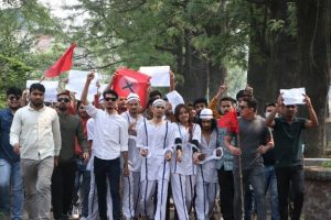 कैदीको भेषमा कागजको हतकडीसहित नेविसंघ सडकमा