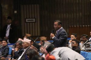 प्रचण्डलाई एमालेको कटाक्ष : हामी टिकट काटेर बसेका छौँ फिल्म देखाउनुस्