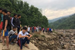 संखुवासभा बाढी : बेपत्ताको संख्या २१ पुग्यो, एकको मृत्यु