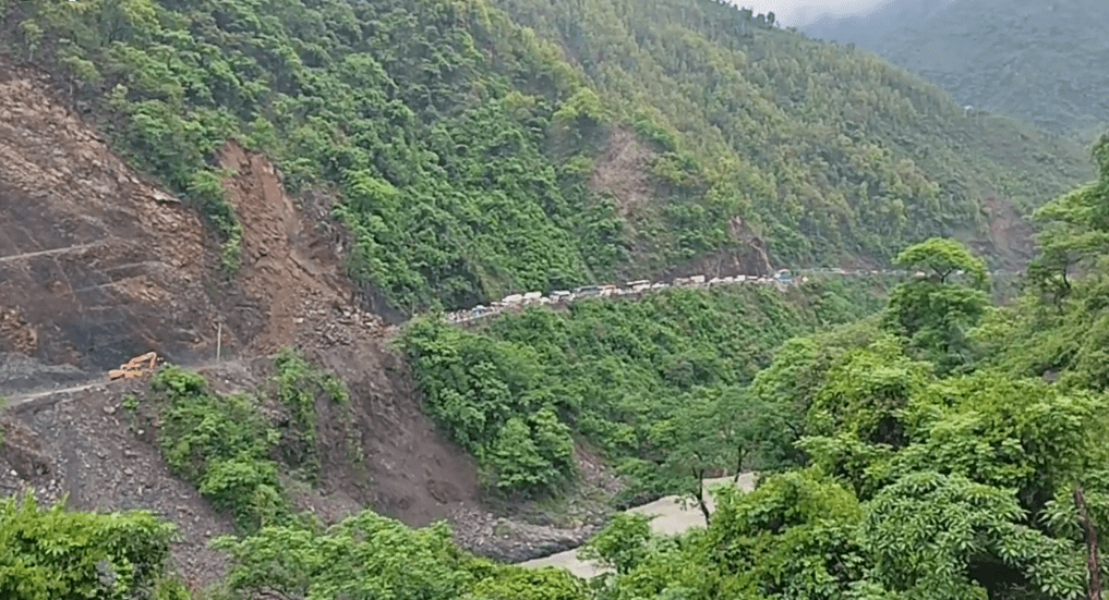 बाढीपहिरोले देशका प्रमुख राजमार्ग अवरुद्ध, कहाँको अवस्था कस्तो ?
