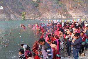 देवघाटधाममा स्नान गर्नेको भीड