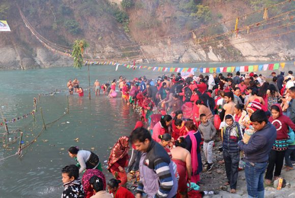 देवघाटधाममा स्नान गर्नेको भीड