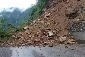 धादिङबेँसी मलेखु सडक पहिरोले अवरुद्ध