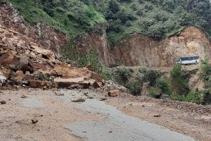 पहिरोले दशरथचन्द राजमार्ग अवरुद्ध, यात्रु अलपत्र