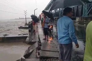 सप्तकोशीमा खस्यो ट्रक,  तीनको उद्धार