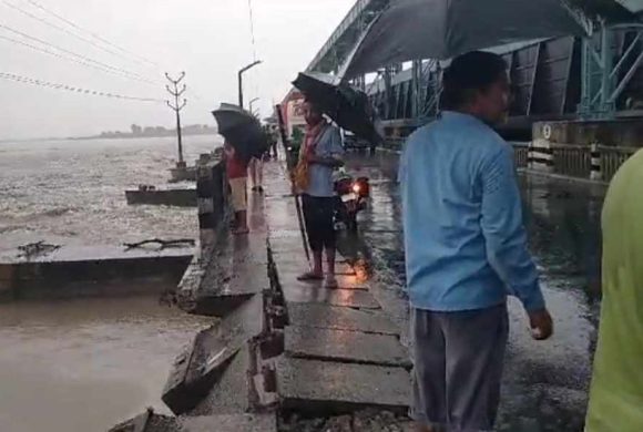 सप्तकोशीमा खस्यो ट्रक,  तीनको उद्धार