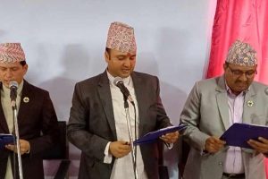 कोशीमा प्रधानममन्त्री प्रचण्डका ज्वाइँसहित तीन मन्त्रीले लिए शपथ