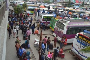 नयाँबसपार्कमा यात्रुको झोला तान्दा‍‍‍…..
