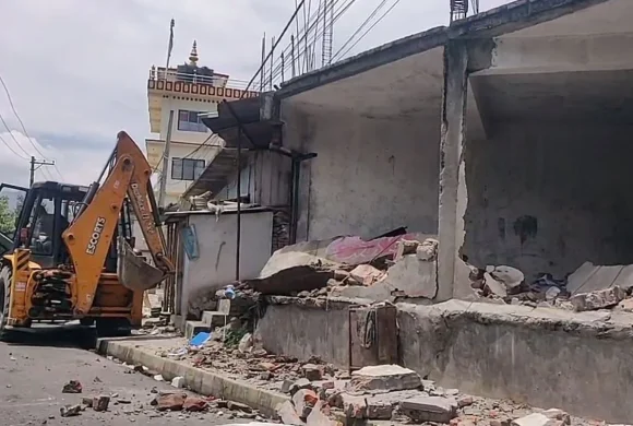 सार्वजनिक जग्गा मिचेर बनाइएका संरचना हटाइए