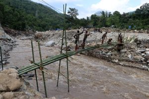 हेवाखोलाको पुल बगेदेखि ताप्लेजुङमा हाहाकार छ ग्यास र पेट्रोलियम पदार्थ
