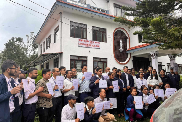 कर्मचारीको हडतालले सेवाग्राही मर्कामा