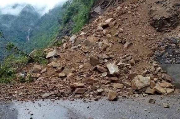 पहिराले मध्यपहाडी लोकमार्ग अवरुद्ध
