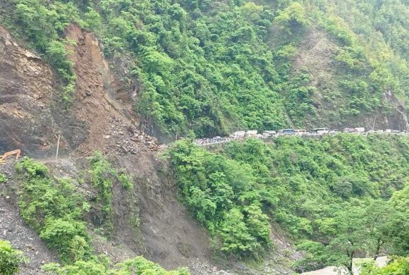 २८ घण्टापछि सञ्चालमा आएको नारायणगढ–मुग्लिन सडक फेरि अवरुद्ध