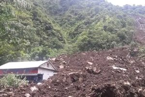 पर्वतमा पहिराले ६ घर विस्थापित