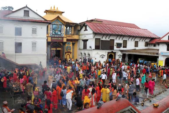 साउनको दोस्रो सोमबारः पशुपतिनाथलगायत देशभरका शिवालयमा भक्तजनको भीड