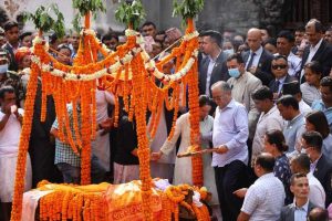 प्रधानमन्त्री प्रचण्डसहित दुई छोरीहरुले दिए सीतालाई दागबत्ती