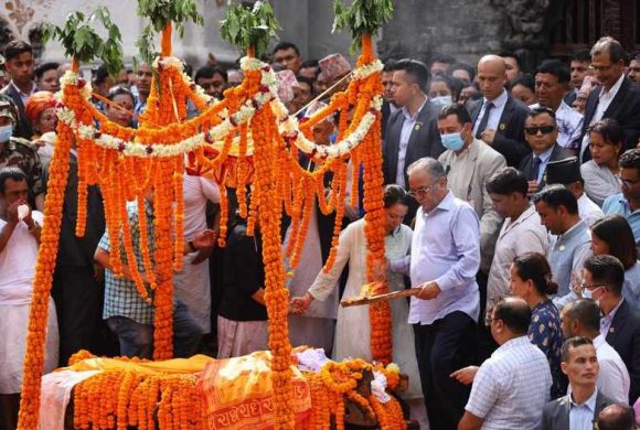 प्रधानमन्त्री प्रचण्डसहित दुई छोरीहरुले दिए सीतालाई दागबत्ती