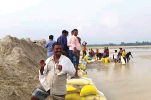 बलान नदी नियन्त्रण गर्न अस्थायी तटबन्ध निर्माण