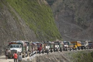 प्रहरी स्कर्टिङमा फोहोर बोकेका गाडी बञ्चरेडाँडातर्फ लगियो