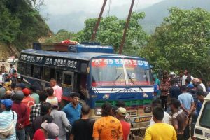 सल्यानमा गुडिरहेको बसमा करेन्ट लाग्दा २ जनाको मृत्यु