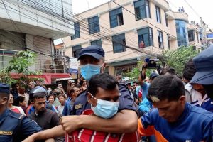 सुनचाँदी पसलअगाडि शंकास्पद वस्तु राख्ने व्यक्ति पक्राउ