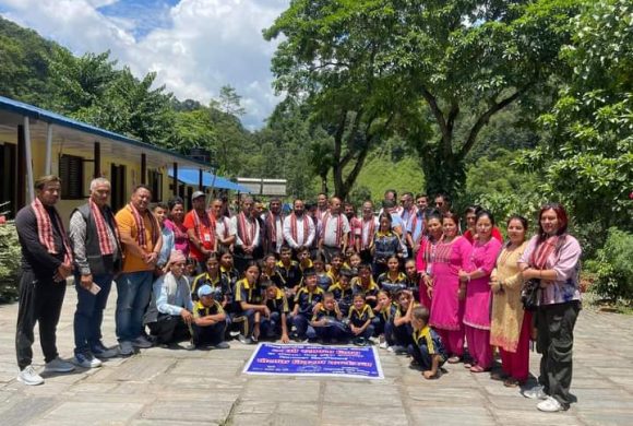सिन्धुपाल्चोक उद्योग बाणिज्य संघको स्थापना दिवसमा बालबालिकालाई सहयोग 