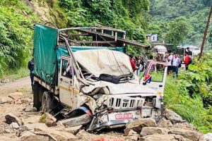 सिद्धबाबा क्षेत्रमा गुडिरहेको जीपमाथि पहिरो खस्दा ३ जना घाइते