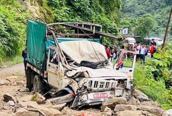 सिद्धबाबा क्षेत्रमा गुडिरहेको जीपमाथि पहिरो खस्दा ३ जना घाइते