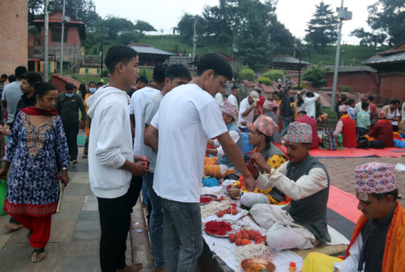 पशुपतिनाथलगायत देशभरका मठ मन्दिरमा डोरो बाँध्ने भक्तजनको घुइँचो