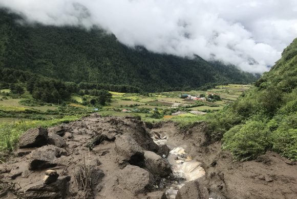 पहिराले उत्तरी गोरखाको झोङगाउँका १० घर जोखिममा