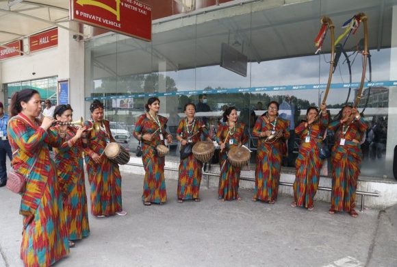 बङ्गलादेशी पर्यटकलाई विमानस्थलमा स्वागत