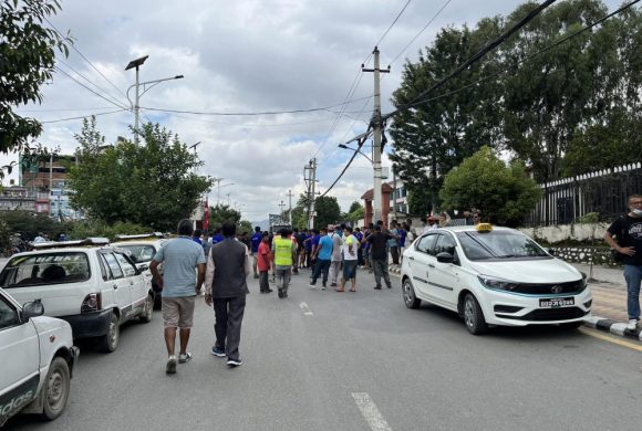 नेपालमा काम गर्ने भारतीय गाडी निषेध गर्नुपर्ने लगायतका माग राख्दै आन्दोलन
