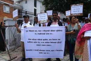 संक्रमणकालीन न्यायसम्बन्धी विधेयकका त्रुटिपूर्ण प्रावधान सच्याउन माग गर्दै द्वन्द्व पीडितहरूको प्रदर्शन