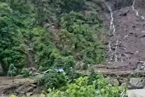 पहिरोले घर पुरिँदा दोलखामा एक बालकको मृत्यु, ३ जना बेपत्ता
