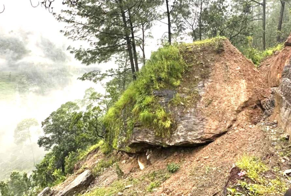 ढुंगा खस्ने त्रासले खोलीखेम बजार सिल