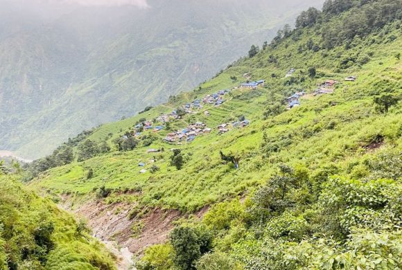 जमिन भासिँदै गएपछि खानीगाउँ पहिरोको जोखिममा