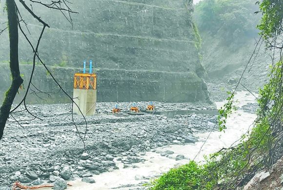 मेलम्ची खानेपानी मुहान जाने सडक बाढीले अवरुद्ध