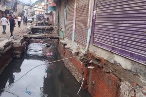 सामाखुसी खोलामाथि निर्माण गरिएको ‘स्ल्याब’ हटाउन थालियो